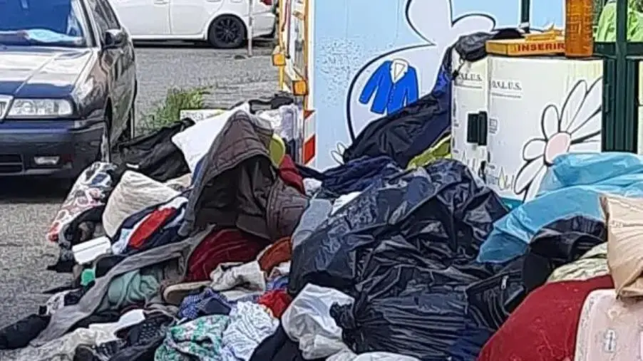 Catanzaro, raccolta di abiti di cui disfarsi negli appositi "cassonetti": non sia l'occasione di un segno di inciviltà