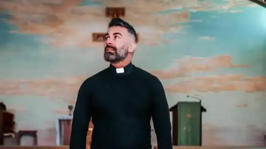 Il prete più seguito d’Italia arriva a Paola: Don Cosimo racconta San Francesco in diretta su Rai 2