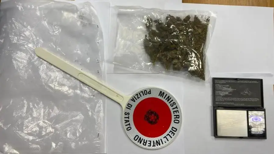 images Crotone, teneva droga in casa: arrestato 21enne