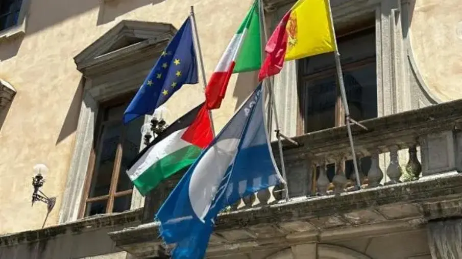 Catanzaro, sul palazzo comunale sventola la bandiera della Palestina
