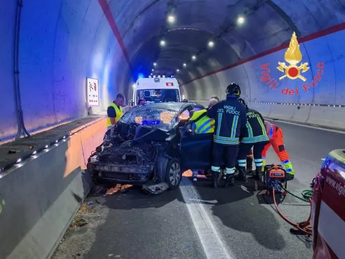 Incidente in una galleria della 106 nel Reggino: ferita una giovane donna