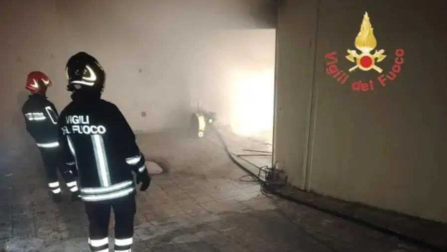images Corigliano Scalo, incendio in un garage: evacuato condominio