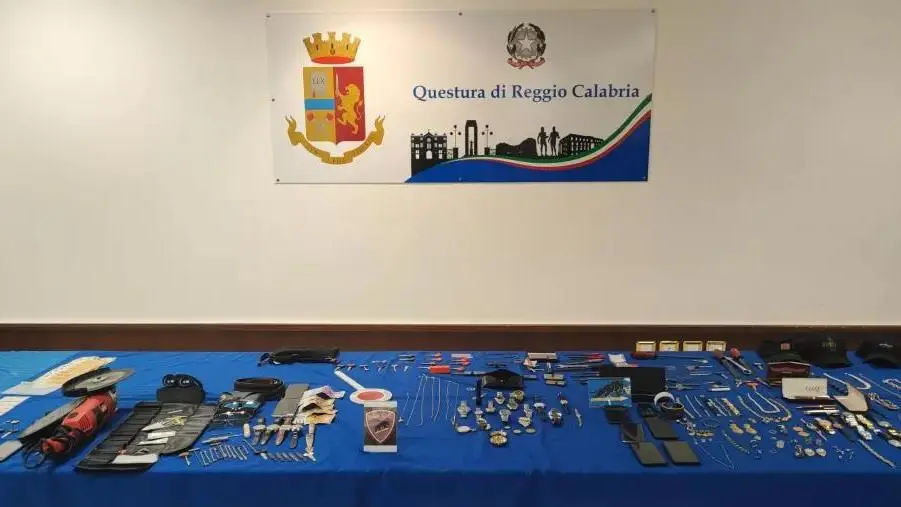 Reggio, fermati gli autori di una rapina a un sacerdote e di numerosi furti in abitazioni