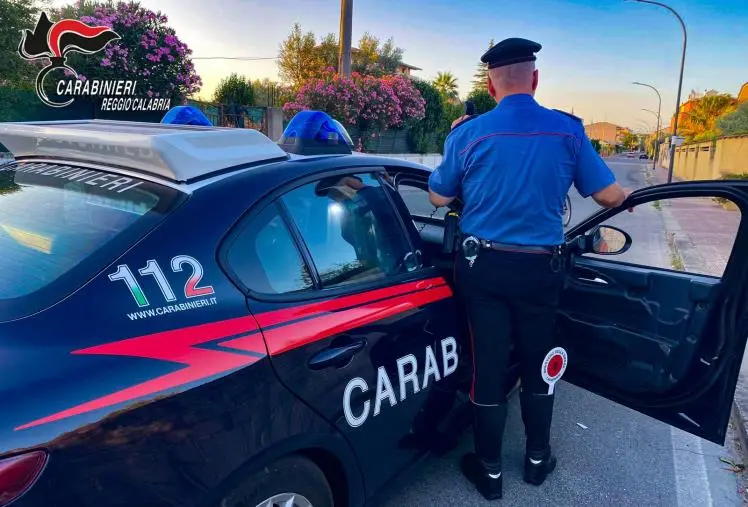 Reggio, non si ferma all'alt dei Carabinieri: arrestato con 16 kili di marijuana in macchina