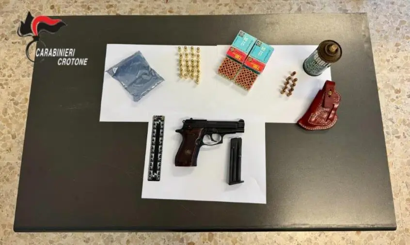 Cirò Marina, utilizzava casa al mare per custodire arma clandestina e munizioni: arrestato 69enne