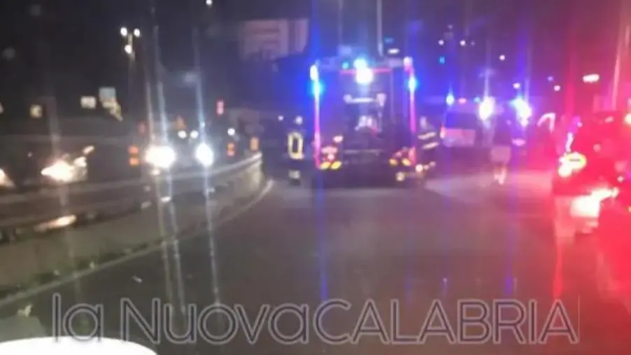 Catanzaro, auto si ribalta in curva a viale De Filippis: traffico in tilt