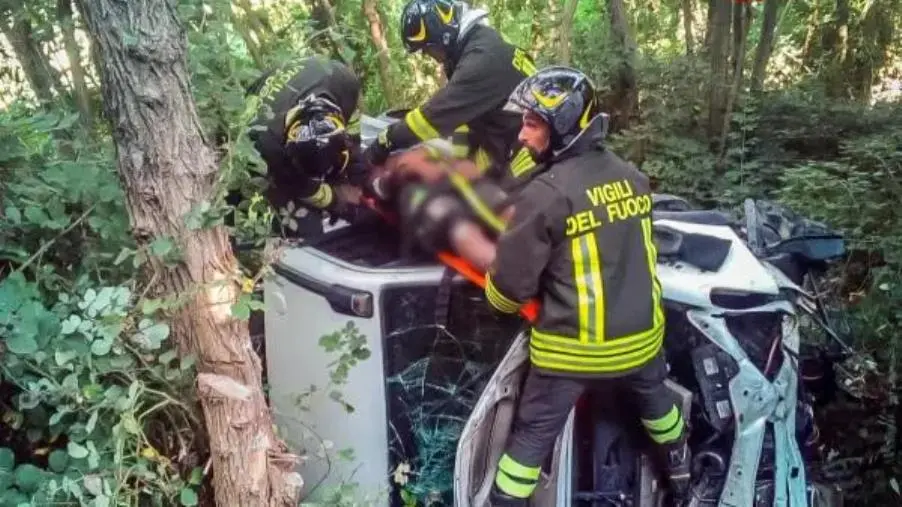 Autocarro finisce fuoristrada nel Cosentino: 2 feriti