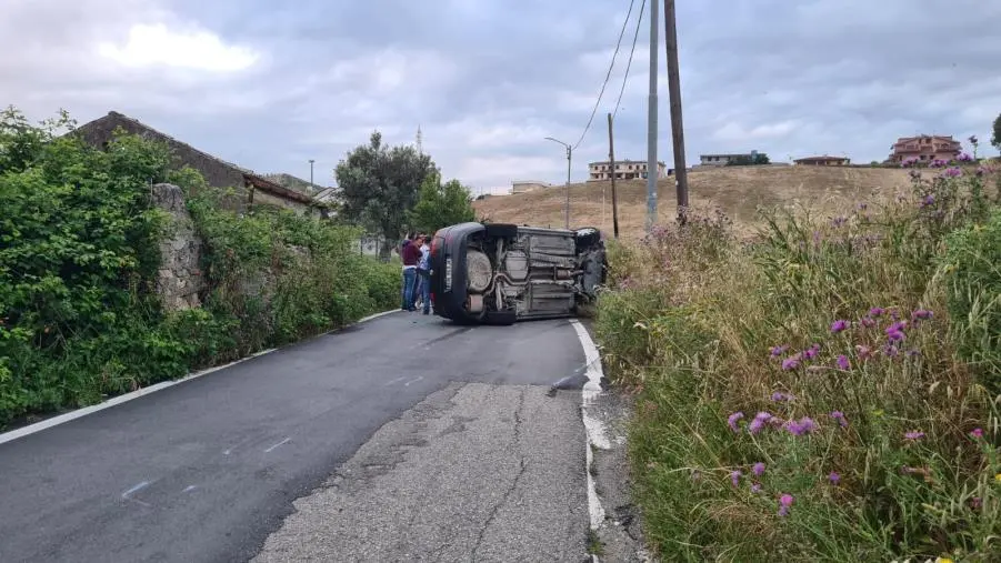 Contrada Guglia, i residenti protestano: "Strada troppo stretta e pericolosa, servono interventi urgenti"