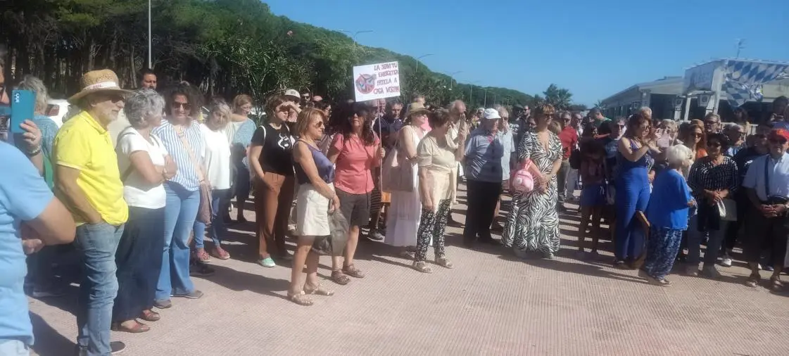 images Squillace, “Un tuffo contro le pale”: istituzioni e cittadini manifestano contro il parco eolico in mare
