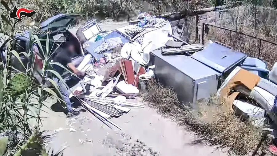 Reggio, abbandono illecito di rifiuti speciali: denunciato un uomo grazie alle telecamere