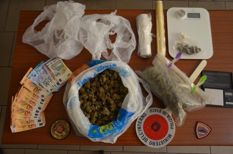 images Crotonese agli arresti domiciliari nascondeva marijuana in casa:
arrestato dalla Polizia 
