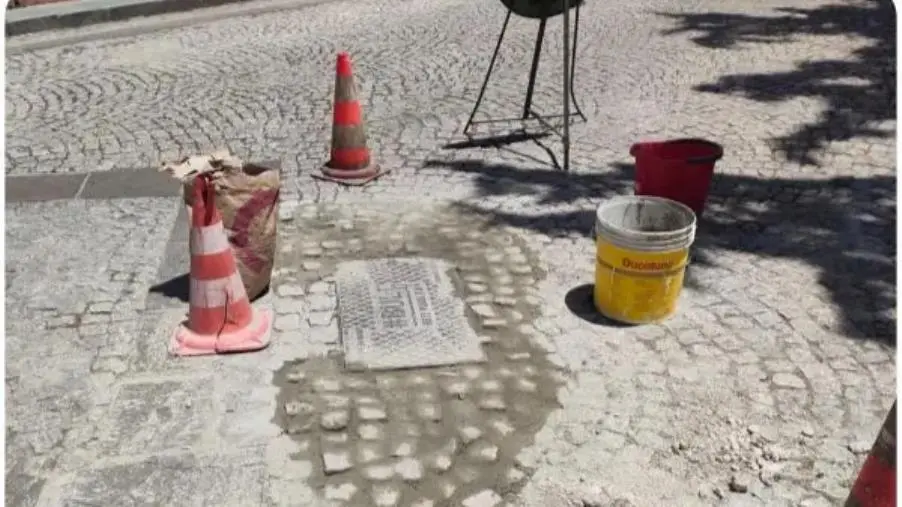 Catanzaro, nel quartiere di Gagliano il ”tappa buche” fai da te
