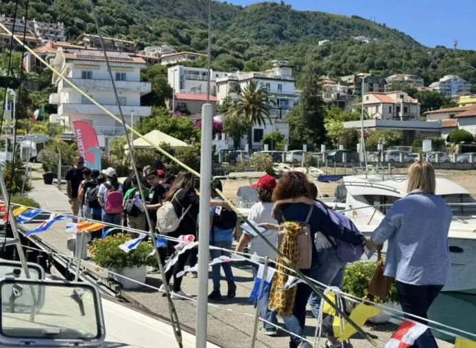 Vibo accoglie la motovela Dike di Archeoclub d’Italia:  la nave della legalità si mostra agli studenti 