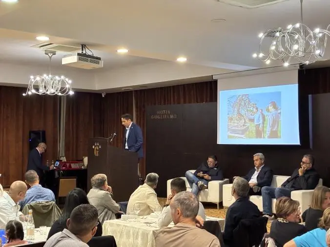 Catanzaro, premiati i vincitori della XV Mostra Nazionale dell’Arte Bonsai e Suiseki dell’Associazione “Perla dello Jonio” (FOTOGALLERY)
