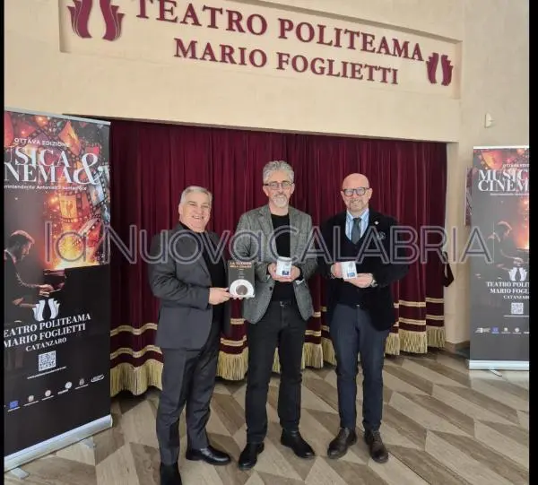 La Tazzina della Legalità al direttore del Teatro Politeama ‘Mario Foglietti’ a Settimio Pisano
