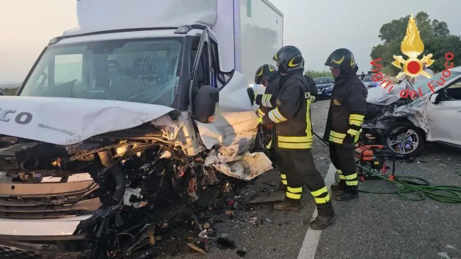 Incidente stradale sulla SS106 all’uscita Nord di Crotone: quattro veicoli coinvolti, tre feriti