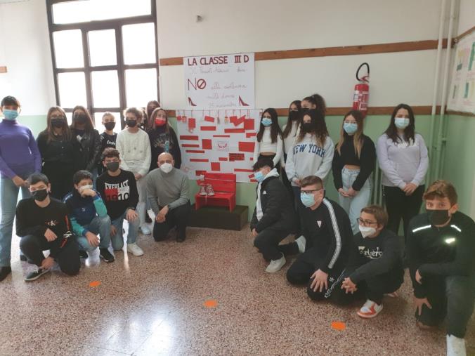 images Giornata internazionale contro la violenza sulle donne. L’I.C. Pascoli Aldisio di Catanzaro ha la sua “panchina rossa”