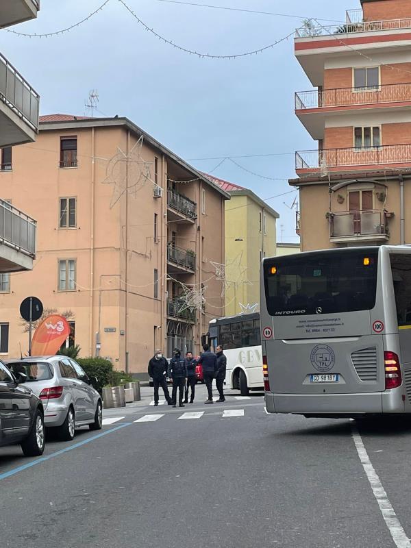 images Catanzaro. Bus rotto in via Daniele: traffico bloccato 