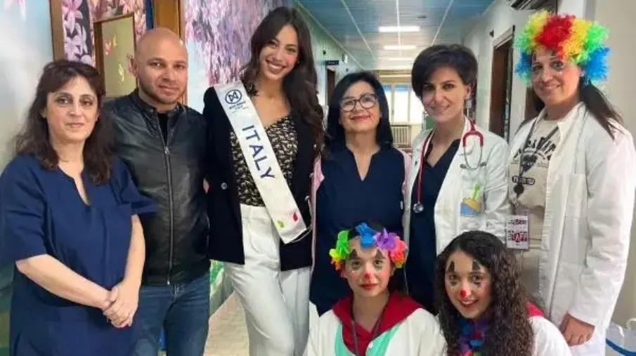 Miss mondo Chiara Esposito porta un sorriso tra i piccoli dell’ospedale pediatrico di Polistena