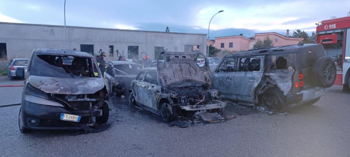 images Notte di fuoco a Catanzaro: in fiamme sei auto in località Giovino 