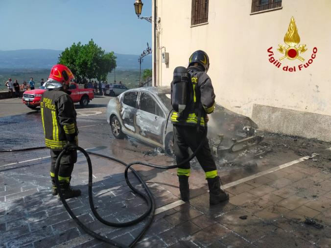 images Maida, in fiamme un'autovettura vicino la stazione dei Carabinieri