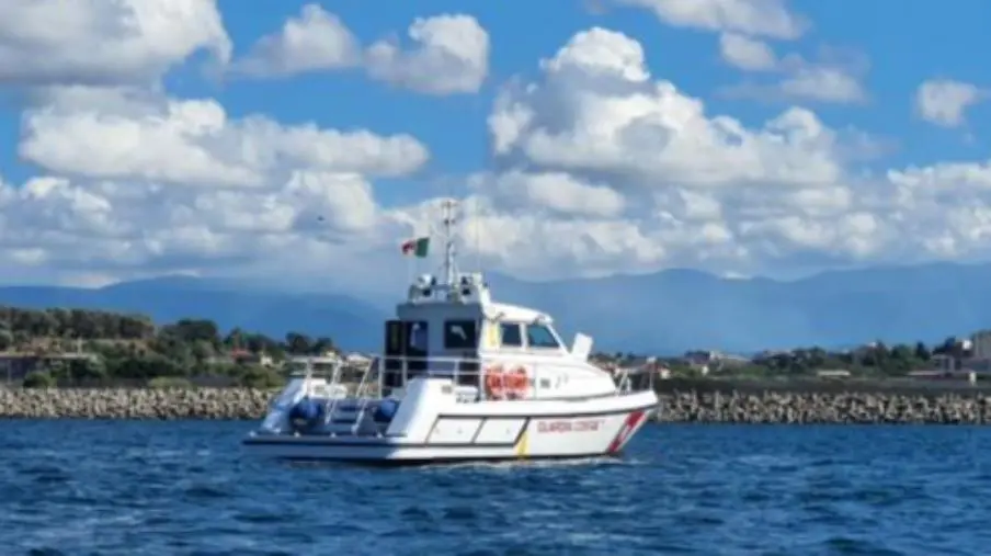 La Capitaneria di porto di Gioia Tauro salva 2 diportisti su un natante con motore in avaria 