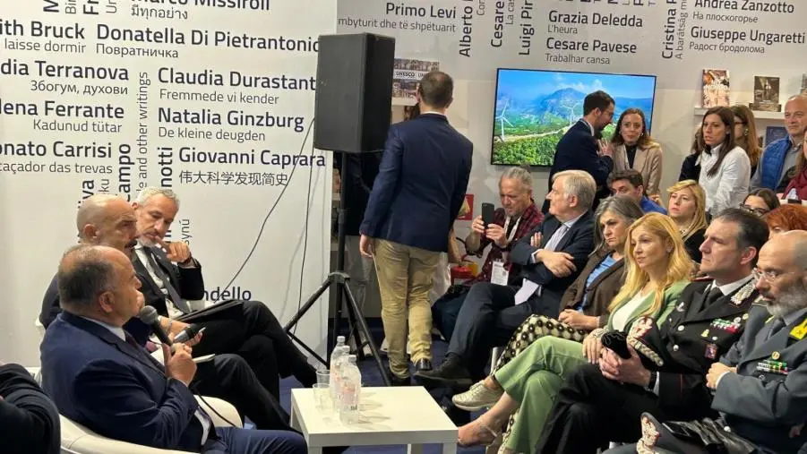 Salone Libro Torino, allo stand Calabria la visita del procuratore Gratteri