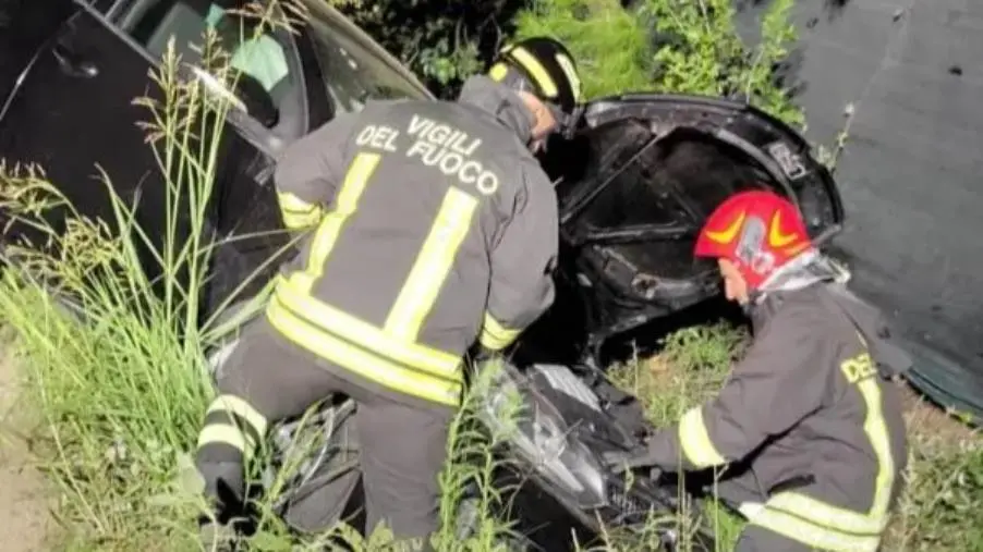 Incidente stradale a Isola di Capo Rizzuto: feriti padre e figlio
