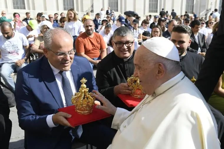 Papa Francesco benedice le corone realizzate da Affidato per la Madonna di Porto Salvo