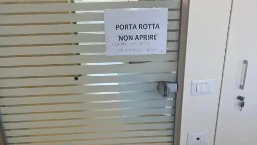 Finestroni pericolanti, porte rotte e tornelli fuori uso, Csa-Cisal: "Gravi rischi per chi lavora in Cittadella" (VIDEO) 