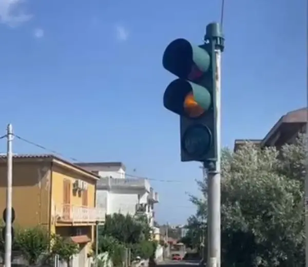 Catanzaro, effettuato il ripristino del semaforo in via Lenza a Gagliano  