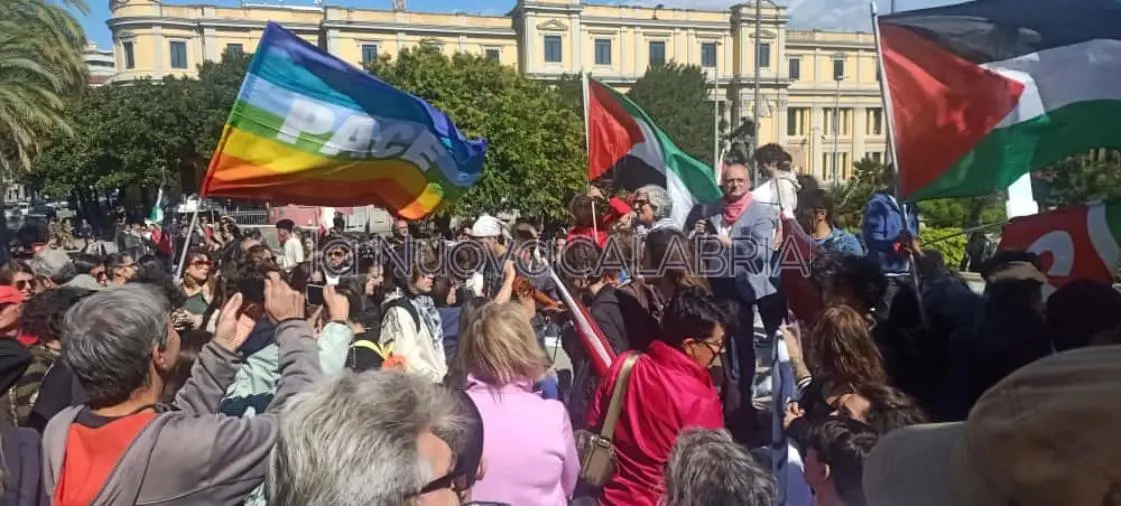 A Catanzaro lo sciopero generale per Gaza e la Flotilla, centinaia di persone in piazza Matteotti