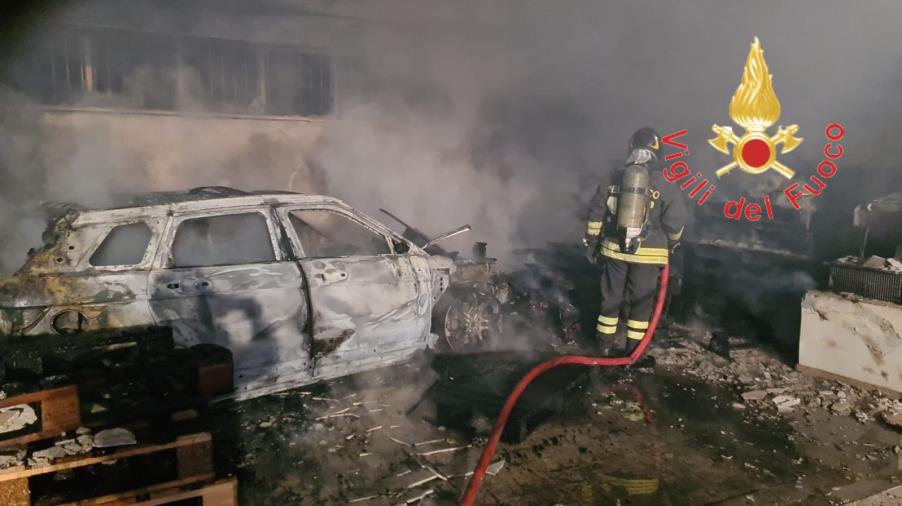 images Lamezia, in fiamme un’auto vicino alle case