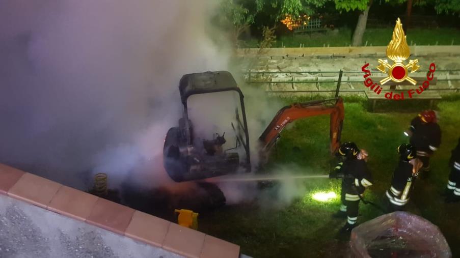 Mini escavatore in fiamme a San Sostene: intervento di Vigili del fuoco e Carabinieri