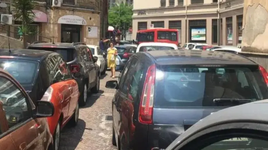 images Catanzaro, auto in sosta selvaggia: bus non passa e traffico in alt 