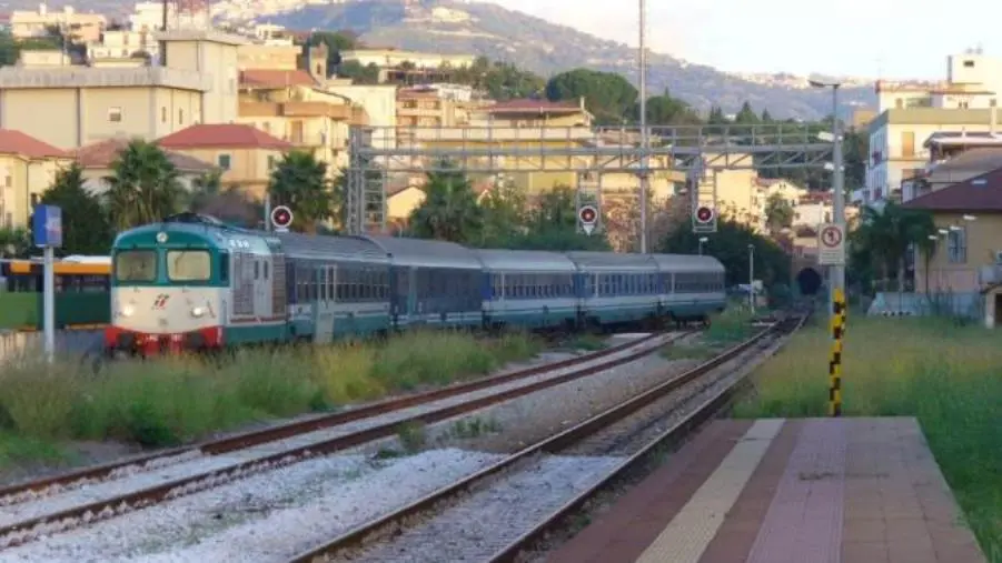 images Ferrante annuncia: "Al via in estate i lavori di elettrificazione della linea ferroviaria jonica"