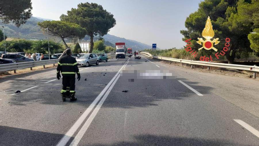 images Scontro auto-moto sulla Tirrenica Inferiore a Fiumefreddo Bruzio: morto un 25enne