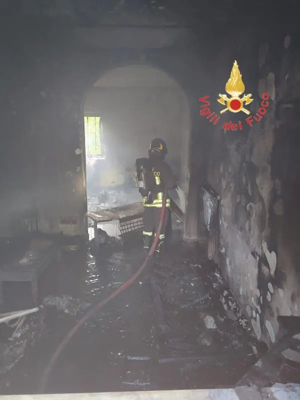 In fiamme un'abitazione ad Amaroni: due persone intossicate a causa del fumo
