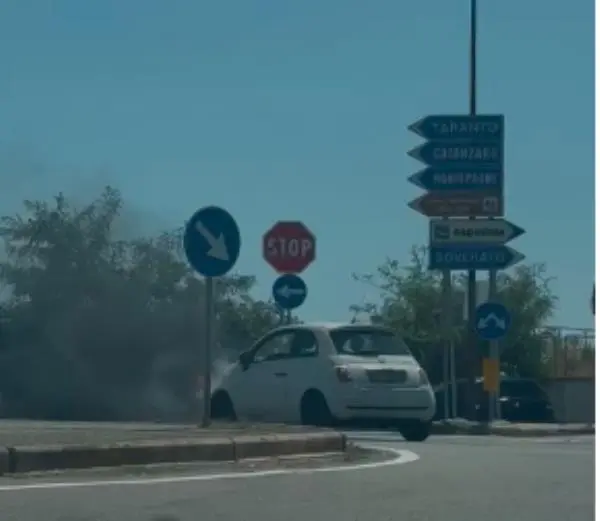 Auto in fiamme al Bivio di Circosta a Soverato  