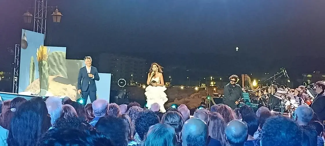 Catanzaro, “La Notte del Mare” allieta il quartiere marinaro: centinaia di persone al porto 