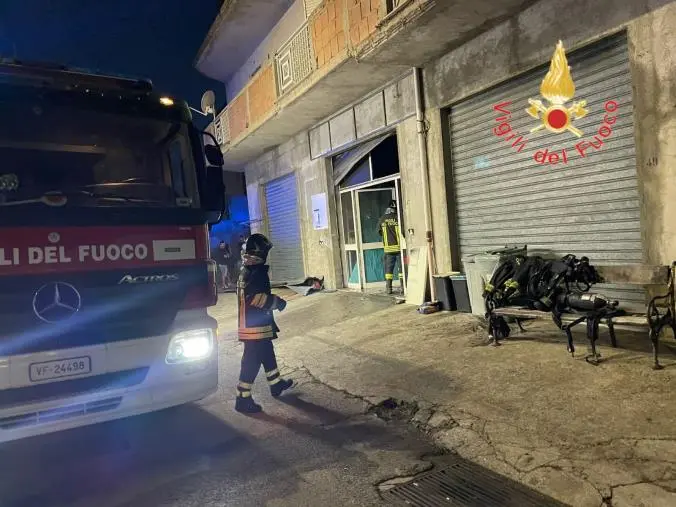 images In fiamme una attività commerciale nel centro di Magisano (VIDEO)