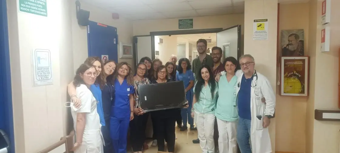 Solidarietà all'oncologia della “Dulbecco” di Catanzaro, la famiglia Camastra dona 7 televisori