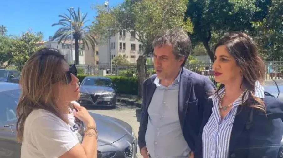 Catanzaro, il sindaco e il suo vice incontrano la madre del ragazzo aggredito a Crotone 