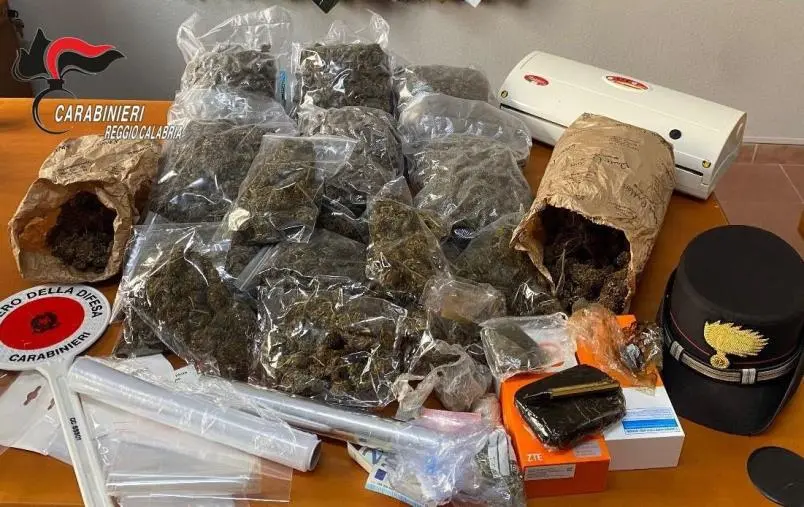 Reggio, trovati con 4 chili di marijuana e hashish: arrestati 2 uomini e una donna  


