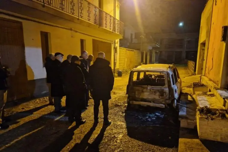 images Dopo l'aggressione arriva l'intimidazione per il parroco di Varapodio: incendiata l'auto