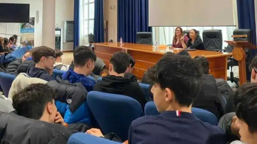 images All'ITT Scalfaro di Catanzaro presentato il libro "Il Fragile Bullo"  di Rita Tulelli 