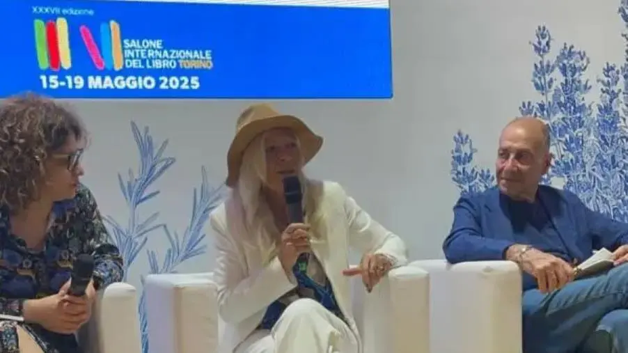 "Frammenti di Emozioni" della pittrice catanzarese Karmela Bueti al Salone del libro di Torino 