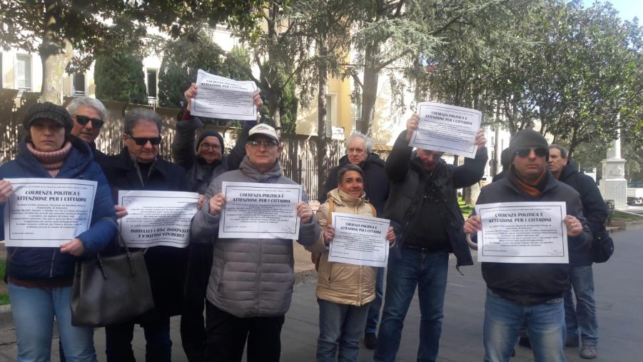 images Inversione di marcia a Bellavista, cittadini in rivolta protestano alla Prefettura di Catanzaro (VIDEO) 