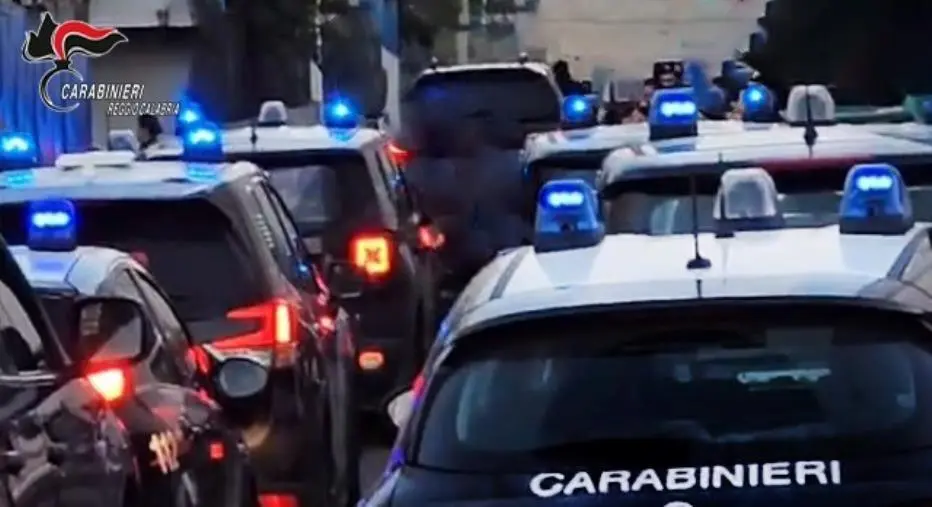 Carabinieri in azione nella Piana: arrestato uomo con droga e munizioni in casa