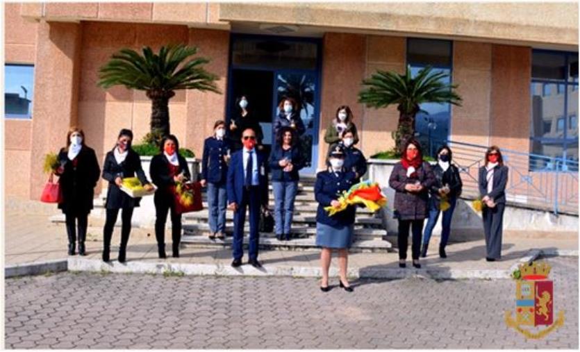 8 marzo. Il Commissariato di Lamezia Terme omaggia le donne nella Polizia di Stato